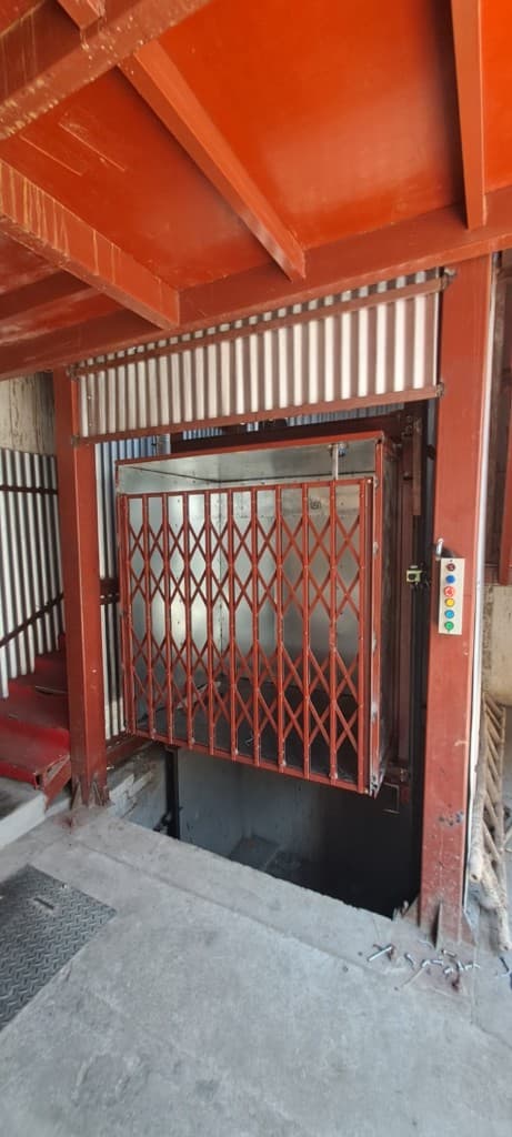 Industrial Landing Goods Lift