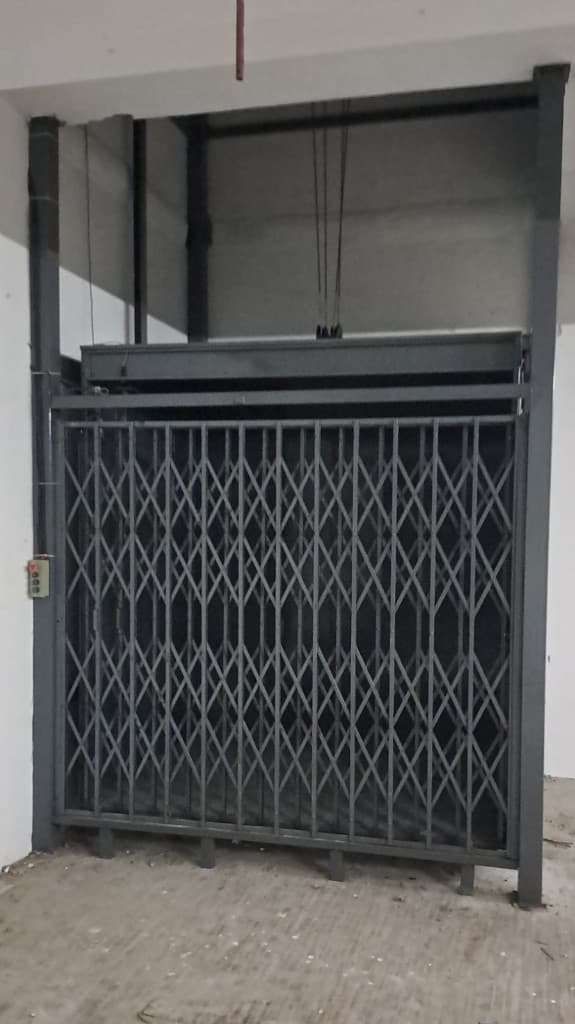 Heavy-Duty Enclosed Goods Lift